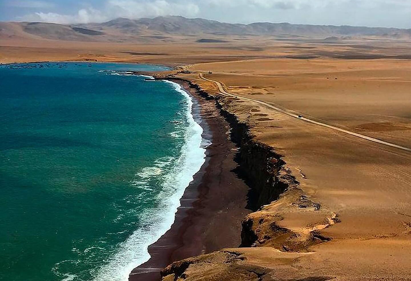 Actividades turísticas cerca del Hotel El Mirador, como paseos en bote y exploración de la reserva