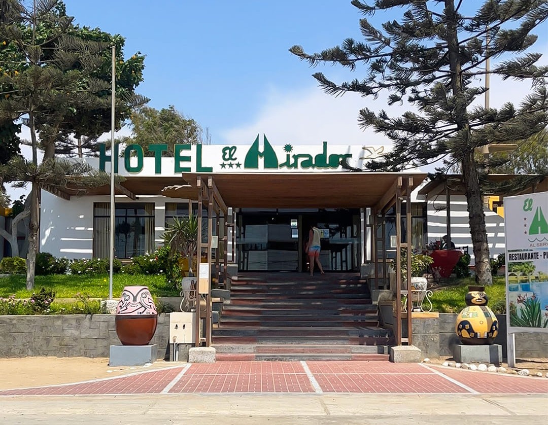 Fachada principal del Hotel El Mirador en Paracas