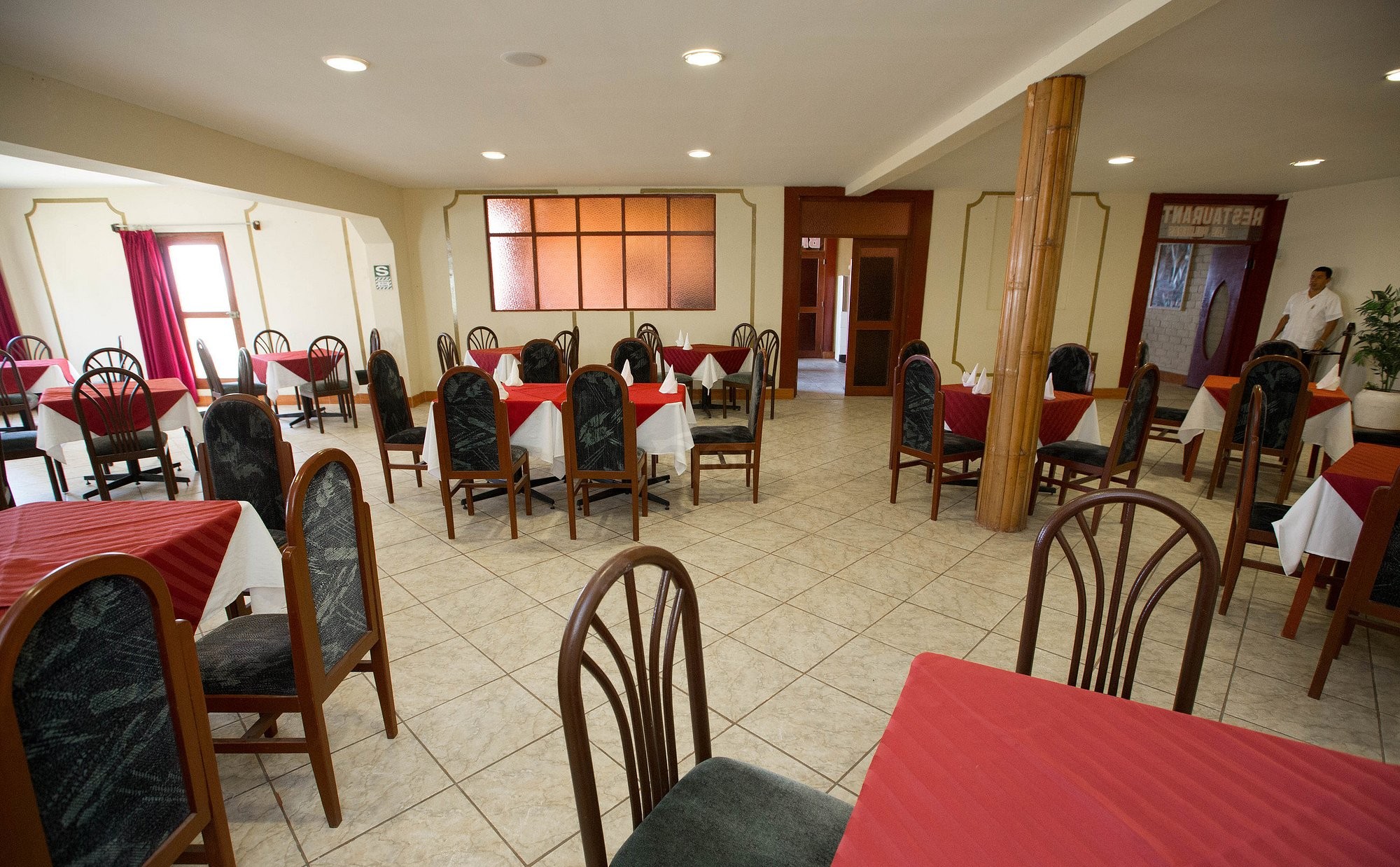 Servicios disponibles en el Hotel El Mirador, incluyendo restaurante y piscina